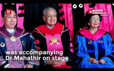 Embedded thumbnail for မလေးရှားဝန်ကြီးချုပ် မဟာသီယာကို ထိုင်းတက္ကသိုလ်တစ်ခုက ဂုဏ်ထူးဆောင်ပါရဂူဘွဲ့ ချီးမြှင့်  