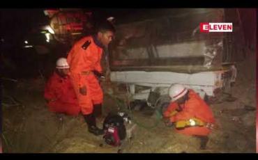 Embedded thumbnail for ဝေါမြို့နယ်တွင်းရန်ကုန်-မော်လမြိုင်ကားလမ်းတွင် လမ်းဘေးရပ်ထားသောယာဉ်နှစ်စီးအားဆီဘောက်ဆာယာဉ်က ဝင်တိုက်မိ၍ လေးဦးသေဆုံး၊ ၁၀ ဦးထိခိုက် ဒဏ်ရာရခဲ့