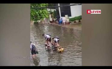 Embedded thumbnail for ဘန်ကောက်တွင် ကျောင်းသားနှစ်ဦးက ကုလားထိုင်သုံးလုံးအသုံးပြုပြီး ရေကြီးနေသည့်လမ်းကို ဖြတ်ကျော်ခဲ့