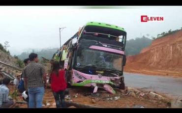 Embedded thumbnail for မြဝတီ-ကော့ကရိတ် အာရှလမ်းတွင် ခရီးသည်ယာဉ် တိမ်းမှောက်မှုကြောင့် ၃၄ ဦး ဒဏ်ရာရရှိ