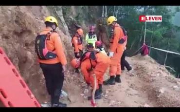 Embedded thumbnail for အင်ဒိုနီးရှားတွင်ရွှေတူးဖော်ရေးမိုင်းတွင်းတစ်ခုပြိုကျမှုကြောင့် သေဆုံးသူ ရဦးရှိလာပြီး ကယ်ဆယ်ရှာဖွေမှုများ ဆက်လက်ဆောင်ရွက်နေ 