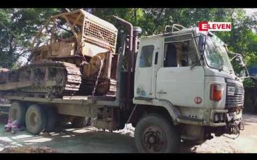 Embedded thumbnail for မြဝတီမြို့တွင် မြေညှိစက် တင်ဆောင်ထားသည့် ယာဉ်ဖြင့် လမ်းဘေး ဖုန်းတိုင်များကို ဝင်တိုက်မိသည့် အထောက်အထားမဲ့ ထိုင်းနိုင်ငံသားများကို လဝက ဥပဒေဖြင့်ပါ အရေးယူ