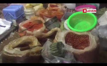 Embedded thumbnail for ဟင်္သာတမြို့ တာပေါ်စျေးမှ ငရုတ်သီးအရောင်တင်မှုန့်ကို စစ်ဆေးရာတွင် ကျောက်ကပ်ပျက်စီးစေနိုင်သည့် ဆိုးဆေးတွေ့ရှိခဲ့ပြီး ရန်ကုန်ဘက်က ဖြန့်ချိခြင်းဟု စျေးသည်များ ပြောဟုဆို 