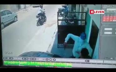 Embedded thumbnail for အမျိုးသမီးတစ်ဦးက ၄င်းအားသေနတ်ဖြင့်ခြိမ်းခြောက်ပြီး ဆွဲကြိုးလုရန်ကြိုးပမ်းသူကို ပြန်ခုခံခဲ့