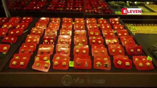 Embedded thumbnail for တစ်ကျပ်သား ကျပ် ၁,၁၁၂,၀၀၀ ဖြင့် စျေးဖွင့်ခဲ့သည့့် ပြည်တွင်းအခေါက်ရွှေစျေး ကျပ် ၁၁ သိန်းအောက် ပြန်ရောက်ရှိ 