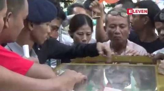 Embedded thumbnail for ဖုန်းလုယူထွက်ပြေးသွားသူများအား လိုက်လံဖမ်းဆီးစဉ် ဓားထိုးခံရမှုကြောင့် သေဆုံးခဲ့သည့် မီးရထား ဒုရဲတပ်ကြပ်၏ စျာပန ပြုလုပ်