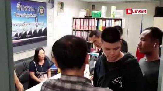 Embedded thumbnail for ထိုင်းနိုင်ငံ သုဝဏ္ဏဘူမိလေဆိပ်တွင် ကောက်ရထားသည့် ခါးလွယ်အိတ်တစ်လုံးကို ပြန်မပေးဘဲ သိမ်းထား ခဲ့သည့် တရုတ်အမျိုးသမီးတစ်ဦးဖမ်းဆီးခံရ 