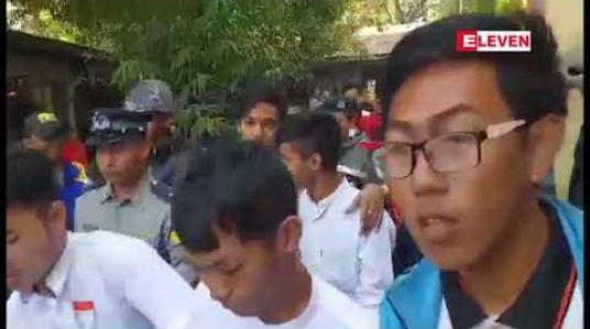 Embedded thumbnail for ပုဒ်မငါးခုဖြင့် ဖမ်းဆီးတရားစွဲခံထားရသော ရတနာပုံတက္ကသိုလ်ကျောင်းသားများ ဒုတိယအကြိမ်ရုံးချိန်းတွင် ဖမ်းဆီးခံ ကျောင်းသားများ  လွှတ်ပေးရေးအတွက် ဆန္ဒပြ