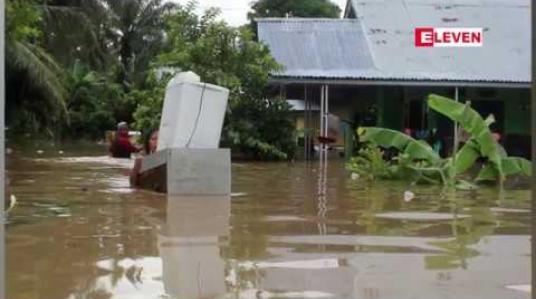 Embedded thumbnail for အင်ဒိုနီးရှားတွင် ဆိုးဆိုးရွားရွား ရေကြီးမှုများကြောင့် ဆယ်ဦးသေဆုံးပြီး လူတစ်သောင်းကျော် ဘေးလွတ်ရာ ရွှေ့ပြောင်း 