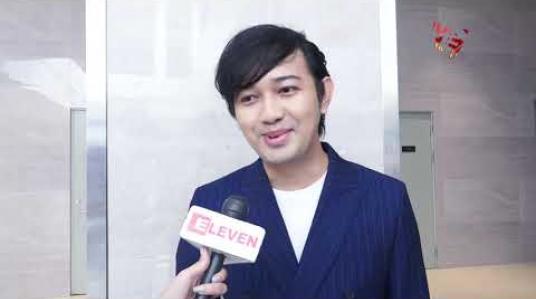 Embedded thumbnail for ပိုက်​ဆံအ​ကြွေး​တွေကြားထဲက ရုန်​းထွက်​နိုင်​ခဲ့တဲ့ သရုပ်​​ဆောင်​အဆို​တော်​ Russell