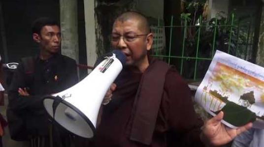 Embedded thumbnail for မြန်မာနို်င်ငံဆိုင်ရာ အမေရိကန်သံရုံး၏ Facebook တွင် ဖော်ပြခဲ့သည့် ပန်းချီကားနှင့် ပတ်သက်၍ အမေရိကန်သံအမတ် အပါအဝင် သုံးဦးကို အရေးယူရန် ဦးတိုက်လျှောက်ထားမှုအား တရားရုံးပလပ်