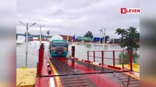 Embedded thumbnail for မြစ်ရေမြင့်တက်မှုကြောင့် မြဝတီနယ်စပ်ကုန်သွယ်လမ်းကြောင်းတွင်(၆)ရက်ကြာရပ်နားခဲ့ရသော ကုန်တင်ယာဉ် ကြီးများ ဂျိုင်း(ကျုံဒိုး) ပွန်တွန်းတံတားမှ စတင်ဖြတ်သန်း 