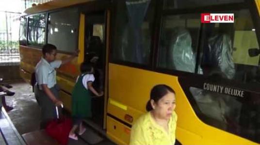 Embedded thumbnail for ယခုပညာသင်နှစ်တွင် ရန်ကုန်တိုင်း အစိုးရမှ ဝယ်ယူထားသည့်ကျောင်းကားအစီး ၂၀၀ အနက်မှ ၉၂စီးဖြင့် ပြေးဆွဲပေးနေ ကြောင်း YRTA တာဝန်ရှိသူပြော 