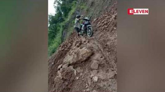 Embedded thumbnail for မတူပီမြို့ နှင့် ကျေးရွာများ ဆက်သွယ်ထားသော လမ်းတွင် တောင်ပြိုမှုကြောင့်လမ်းပိတ်နေသော်လည်း ယနေ့ အချိန် အထိ ပြုပြင်ပေးခြင်း မရှိသည့်အတွက် ဒေသခံ များ သွားလာရခက်ခဲနေ 
