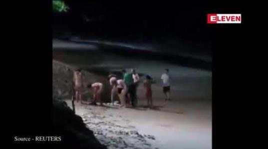 Embedded thumbnail for ထိုင်းနိုင်ငံရှိ ကမ်းခြေတစ်ခုတွင် အဝတ်ဗလာဖြင့် ရေကူးနေသည့် ကမ ္ဘာလှည့်ခရီးသည် ၆ဦး ဖမ်းဆီးဒဏ်ရိုက်ခံရ 
