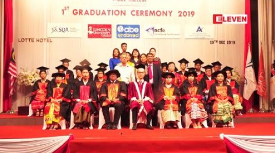 Embedded thumbnail for Y-MAX College ရဲ့ ပထမအကြိမ်မြောက် ဘွဲ့နှင်းသဘင်အခမ်းအနား ကျင်းပ (ရုပ်သံအစီအစဉ်) 