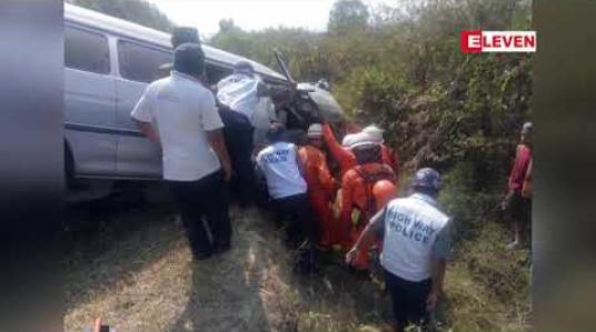 Embedded thumbnail for အမြန်လမ်းမကြီးတွင် ဗောဓိကုန်း ရဲစခန်းအပိုင်တွင် စူပါကာစတန်ယာဉ်တစ်စီးတိမ်းမှောက်ရာမှ ယာဉ်ပေါ်တွင်လိုက်ပါလာ သည့် ဘင်္ဂလီ ၁၂ ဦးအားဖမ်းဆီးရမိ 