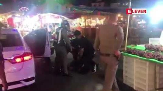 Embedded thumbnail for ထိုင်းရဲတပ်ဖွဲ့က ကားမောင်းပြေးသည့် မူးယစ်သံသယရှိသူကို သည်းထိတ်ရင်ဖိုဆန်ဆန် လိုက်လံဖမ်းဆီးခဲ့ရ 