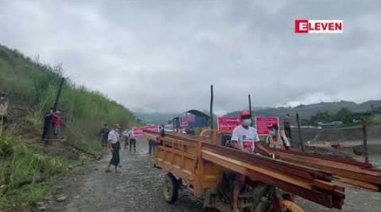 Embedded thumbnail for ဖားကန့်မှ Covid-19အတည်ပြုလူနာအမှတ် (၁၇၁၂) ၏ တောင်ပြိုရွာကိုရွာသူရွာသားများကိုယ်တိုင် Lockdown ချ 
