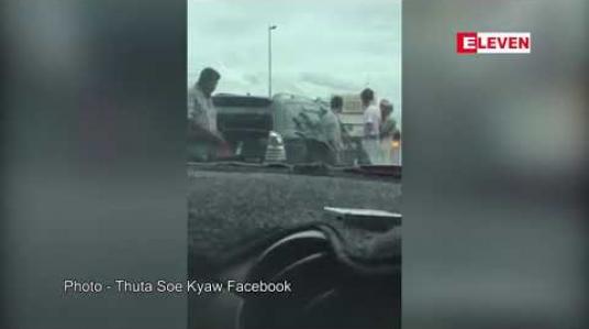 Embedded thumbnail for ယာဉ်သုံးစီးအားတို်က်ပြီး မောင်းနှင်ထွက်ပြေးကာ လိုက်လံဖမ်းဆီးစဉ် ဘုရင့်နောင်တံတားပေါ်မှ ခုန်ချသည့် အဌားယာဉ်မောင်းအား အမှုဖွင့်အရေးယူထား