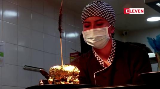 Embedded thumbnail for ကိုလံဘီယာစားသောက်ဆိုင်တစ်ဆိုင်တွင် ရွှေအစစ်ဖြင့်လုပ်သည့်ရွှေဘာဂါ ရောင်းချ
