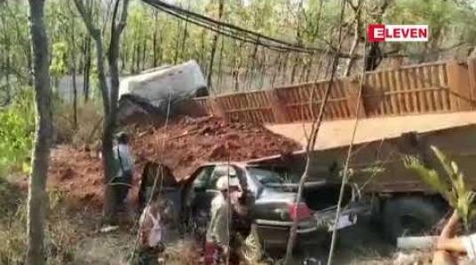 Embedded thumbnail for ဘီးပေါက်အရှိန်လွန်ကာ လမ်းချော်လာသည့် ၂၂ ဘီးတွဲကားမှခရီးသည်တင် ဆလွန်းကားအား ဖြတ်တိုက်ပြီး ယာဉ်နှစ်စီးလုံး ချောက်ထဲထိုးကျမှု  ပြင်ဦးလွင်-မန္တလေး  ခြောက်ထပ်ကွေ့အဆင်းလမ်းတွင်ဖြစ်ပွား
