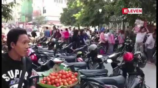 Embedded thumbnail for ကျောက်မီးသွေးသုံး ဘိလပ်မြေစက်ရုံစီမံကိန်းကို ကန့်ကွက်ခဲ့မှုကြောင့် ထောင်ဒဏ်ကျခံထားရသည့် တောင်သူများ၏ မိသားစုဝင်များ မန္တလေးစျေးချိုတွင် လှည့်လည်တောင်းရမ်း၍ သရုပ်ပြလှုပ်ရှားမှုပြုလုပ်