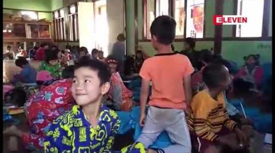 Embedded thumbnail for စစ်ပွဲများရပ်တန့်ပေးရန် တိုက်ပွဲဖြစ်ပွားရာဒေသရှိကျေးရွာအုပ်စုသုံးစုမှ ဒေသခံလေးထောင်ကျော်တို့က ရှမ်းလက်နက်ကိုင်တပ်ဖွဲ့ နှစ်ဖွဲ့ ထံသို့ လက်မှတ်ရေးထိုးတောင်းဆို