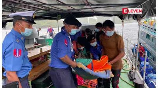 Embedded thumbnail for ကော့သောင်းခရိုင်အတွင်းအရှိ ပုလဲကျွန်းအနီးတွင် ဝါတန်းငါးဖမ်းလှေနစ်မြုပ်ခဲ့ရာ တပ်မတော်(ရေ)မှ ကယ်ဆယ်ခဲ့ပြီး ၂ ဦးပျောက်ဆုံးနေသဖြင့် ဆက်လက် ရှာဖွေနေ 
