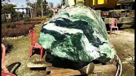 Embedded thumbnail for ကျပ်သိန်းထောင်ချီတန်သော ကျောက်စိမ်းတုံးကြီး တစ်တုံးကို မြစ်ကြီးနားလေဆိပ်တွင် ပြသထားရှိ 