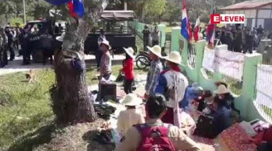 Embedded thumbnail for ဗိုလ်ချုပ်ကြေးရုပ်ထားရှိသည့် လွိုင်ကော်မြို့ ကန္ဒာဟေဝန် ပန်းခြံဘေးတွင် ဖွင့်ထားသောသပိတ်စခန်းကို ဖယ်ရှားခဲ့ပြီး ဆန္ဒထုတ်ဖော်နေသော ကရင်နီလူငယ်များကို ရဲစခန်းသို့ ခေါ်ဆောင် 