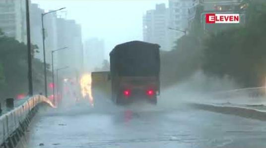 Embedded thumbnail for မွမ်ဘိုင်းတွင်ဆက်တိုက်မိုးကြီးနေမှုကြောင့် လူသေဆုံးမှုများရှိနေပြီး သယ်ယူပို့ဆောင်ရေးကဏ္ဍတွင် အကြီးအကျယ်အနှောင့်အယှက်တွေ့နေ