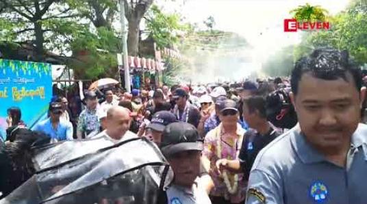 Embedded thumbnail for မြန်မာသြင်္ကန်အကြတ်နေ့ မန္တလေး လမ်းလျှောက်သြင်္ကန်တွင် ဒုတိယသမ္မတ(၂)  ဦးဟန်နရီဗန်ထီးယူ လာရောက်ဆင်နွှဲခဲ့