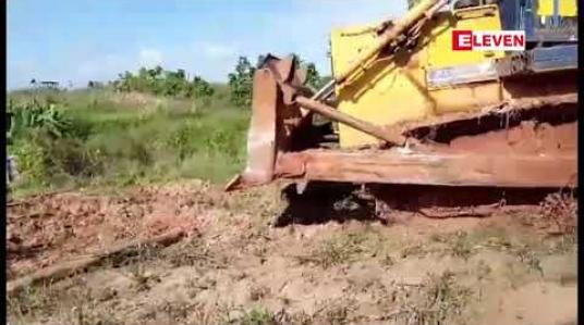 Embedded thumbnail for မြဝတီမြို့တွင် တိုးချဲ့ရပ်ကွက်ဖော်ဆောင်မည့်နေရာရှိ နေအိမ်များအားစက်ယန္တရားများဖြင့် ဖယ်ရှားရှင်းလင်း။