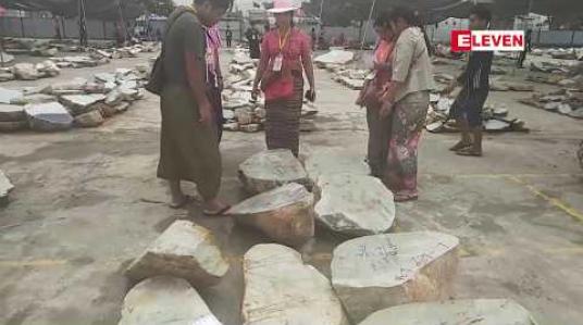 Embedded thumbnail for မြစ်ကြီးနားမြို့တွင် ဒုတိယအကြိမ် ကျောက်မျက်ပြပွဲပြုလုပ်ပြီး ကြမ်းခင်းစျေးကျပ် ဆယ်သိန်းမှ သိန်း နှစ်ရာရှိကျောက်အတွဲများပါဝင်  