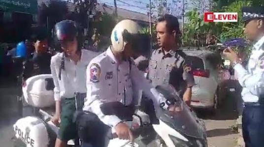 Embedded thumbnail for ကျောင်းမှားပြီး တက္ကသိုလ်ဝင်စာမေးပွဲလာရောက်ဖြေဆိုသည့်ကျောင်းသားအား ယာဉ်ထိန်းတပ်ဖွဲ့မှ မီးတန်းဆိုင်ကယ်ဖြင့် ဖြေဆိုရမည့်ကျောင်းသို့ အချိန်မီပို့ဆောင်ပေးခဲ့ရ 