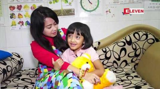 Embedded thumbnail for သမီးလေး က အနုပညာအရမ်းဝါသနာပါတယ် ဆိုတဲ့ မေမေ မိုးပြည့်ပြည့်မောင် (ရုပ်သံအစီအစဉ်)