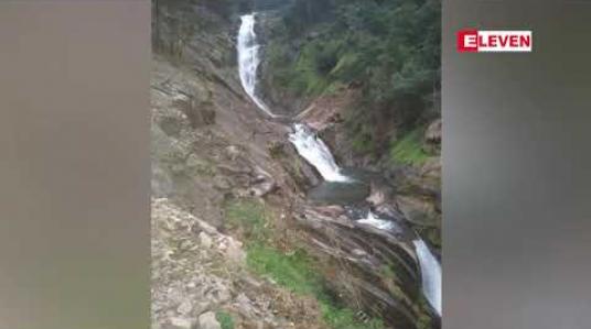 Embedded thumbnail for မြဝတီ-ကေ့ာကရိတ်အာရှလမ်းဘေးရှိ တောနော်ရေတံခွန်တွင် ပေ၂၀၀ ကျော်အမြင့်သို့တက်ပြီး ဓာတ်ပုံရိုက်သည့် အမျိုးသမီးနှစ်ဦး ပြုတ်ကျသေဆုံး 