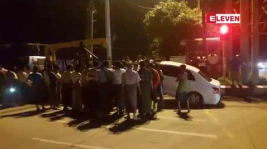 Embedded thumbnail for သုဝဏ္ဏလမ်းဆုံမီးပွိုင့်တွင် အိမ်စီးကားနှင်အငှားယာဉ်တိုက်မှုဖြစ်ပွား