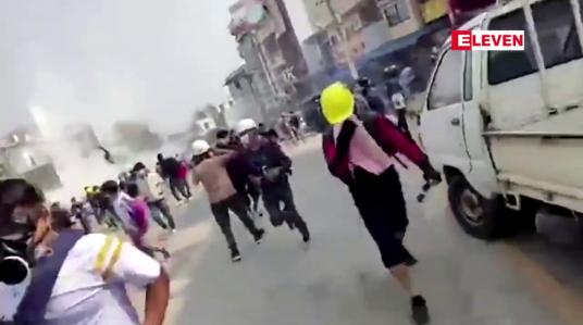 Embedded thumbnail for မြန်မာနိုင်ငံတွင် ငြိမ်းချမ်းစွာ ဆန္ဒပြမှုများအား အကြမ်းဖက်ဖြိုခွင်းခဲ့သည့်အတွက် တာဝန်ရှိသူများကို ရက်ပိုင်းအတွင်း ထပ်မံ အရေးယူသွားမည်ဟု အမေရိကန်အစိုးရ သတိပေး