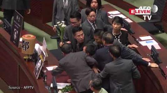 Embedded thumbnail for  ဟောင်ကောင်အုပ်ချုပ်ရေးမှူးကာရီလမ်းကို အနှောင့်အယှက်ပေးခဲ့ကြသည့်အမတ်များ လွှတ်တော်ခန်းမထဲမှဆွဲထုတ်ခံခဲ့ရ