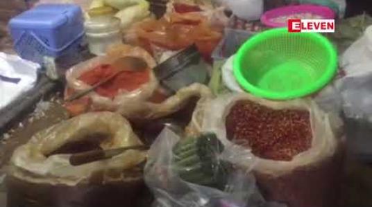 Embedded thumbnail for ဟင်္သာတမြို့ တာပေါ်စျေးမှ ငရုတ်သီးအရောင်တင်မှုန့်ကို စစ်ဆေးရာတွင် ကျောက်ကပ်ပျက်စီးစေနိုင်သည့် ဆိုးဆေးတွေ့ရှိခဲ့ပြီး ရန်ကုန်ဘက်က ဖြန့်ချိခြင်းဟု စျေးသည်များ ပြောဟုဆို 