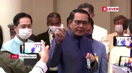 Embedded thumbnail for ထိုင်းဝန်ကြီးချုပ်ပရာယွတ်က သတင်းထောက်များကို လက်သန့်ဆေးရည်ဖြင့်ဖျန်း