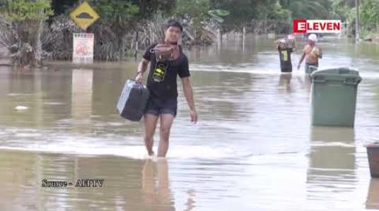 Embedded thumbnail for မလေးရှားတွင် ရေကြီးရေလျှံမှုများကြောင့် ခြောက်ဦးသေဆုံး၊ ငါးသောင်းနီးပါး ဘေးလွတ်ရာ ရွှေ့ပြောင်းခဲ့ရ 