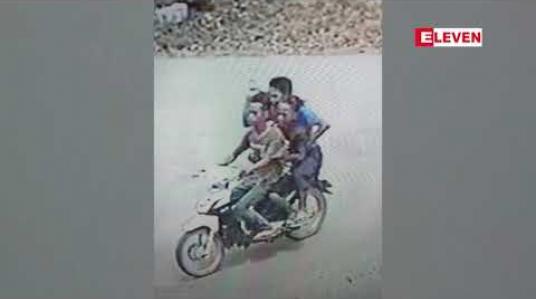 Embedded thumbnail for ကယားပြည်နယ် ရဲရုံးအနီးတွင် အမျိုးသမီးတစ်ဦး၏ အိတ်ကို ဆိုင်ကယ်ဖြင့် လုယူထွက်ပြေးခဲ့ သည့် ဆယ်ကျော်သက် လူငယ်သုံးဦးအား CCTV မှတ်တမ်းအရ ဖမ်းဆီးရမိ 